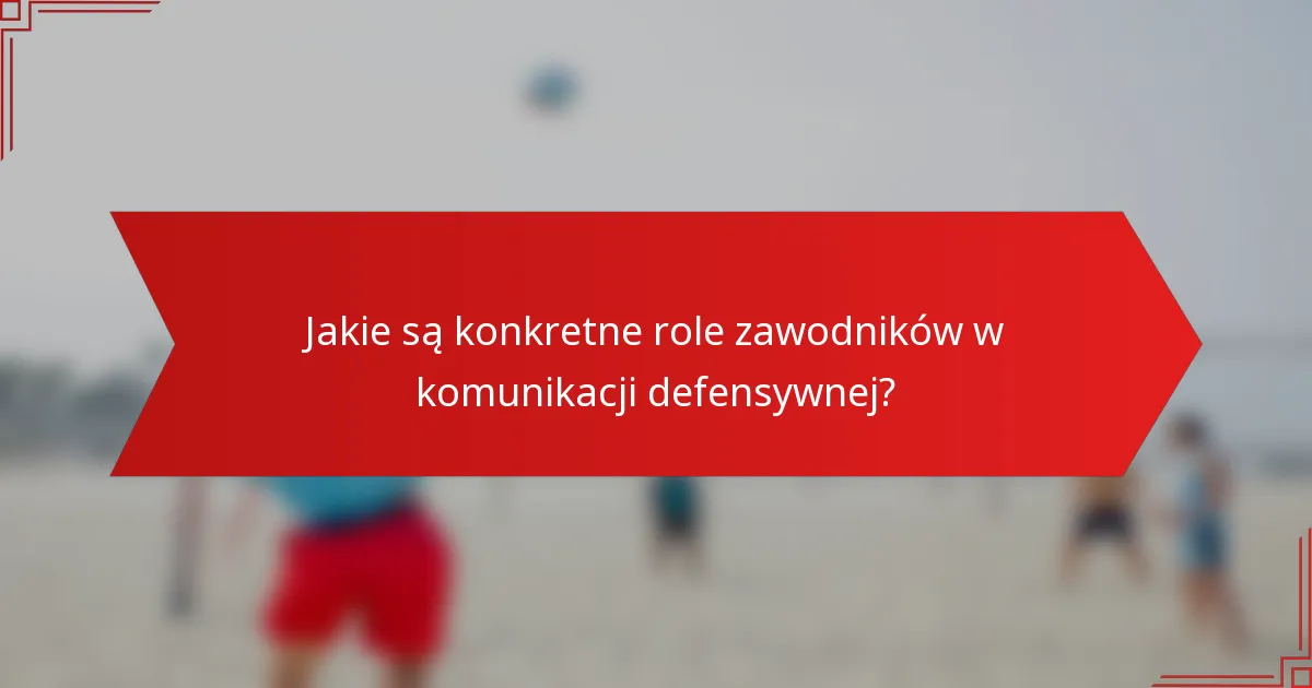 Jakie są konkretne role zawodników w komunikacji defensywnej?
